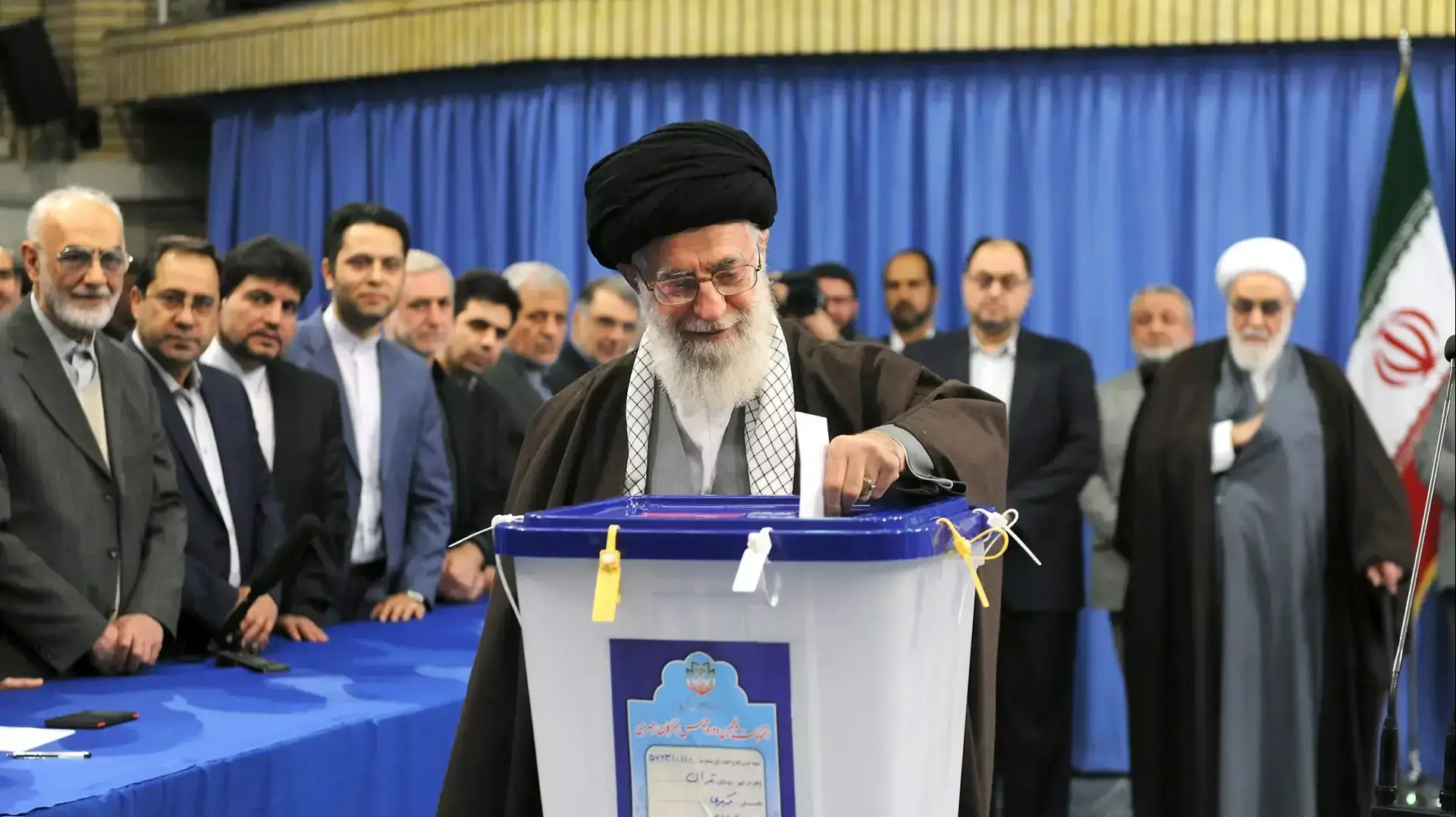 המנהיג העליון של איראן עלי חמינאי מצביע בבחירות לפרלמנט ולמועצת המומחים, 26 בפברואר 2016
