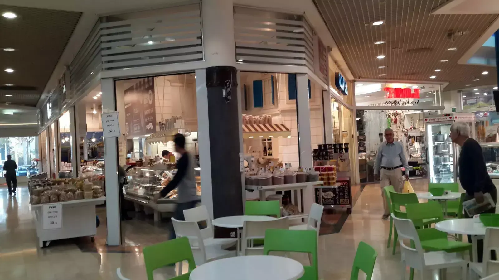 קניון מעלה אדומים בבוקר שאחרי הפיגוע, 26 בפברואר 2016 קניון מעלה אדומים בבוקר שאחרי הפיגוע, 26 בפברואר 2016
