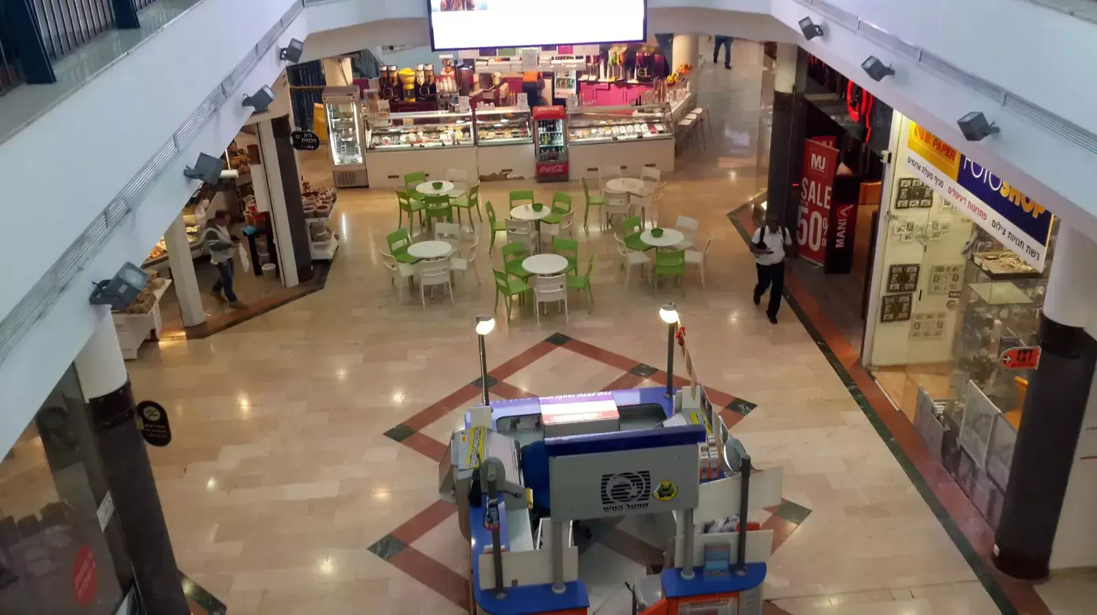 קניון מעלה אדומים בבוקר שאחרי הפיגוע, 26 בפברואר 2016 קניון מעלה אדומים בבוקר שאחרי הפיגוע, 26 בפברואר 2016