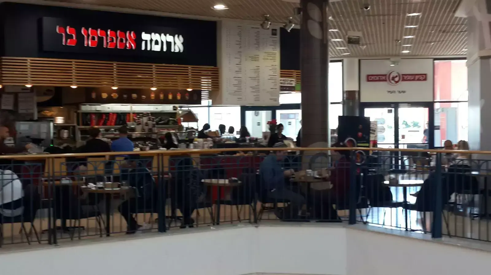 קניון מעלה אדומים בבוקר שאחרי הפיגוע, 26 בפברואר 2016 קניון מעלה אדומים בבוקר שאחרי הפיגוע, 26 בפברואר 2016