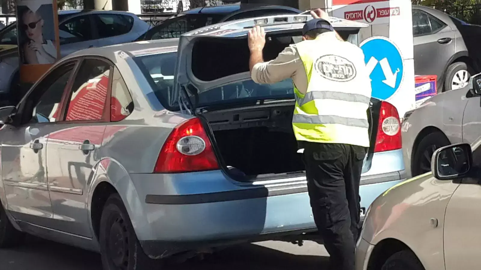 בידוק בכניסה לקניון מעלה אדומים אחרי הפיגוע, 26 בפברואר 2016 בידוק בכניסה לקניון מעלה אדומים אחרי הפיגוע, 26 בפברואר 2016