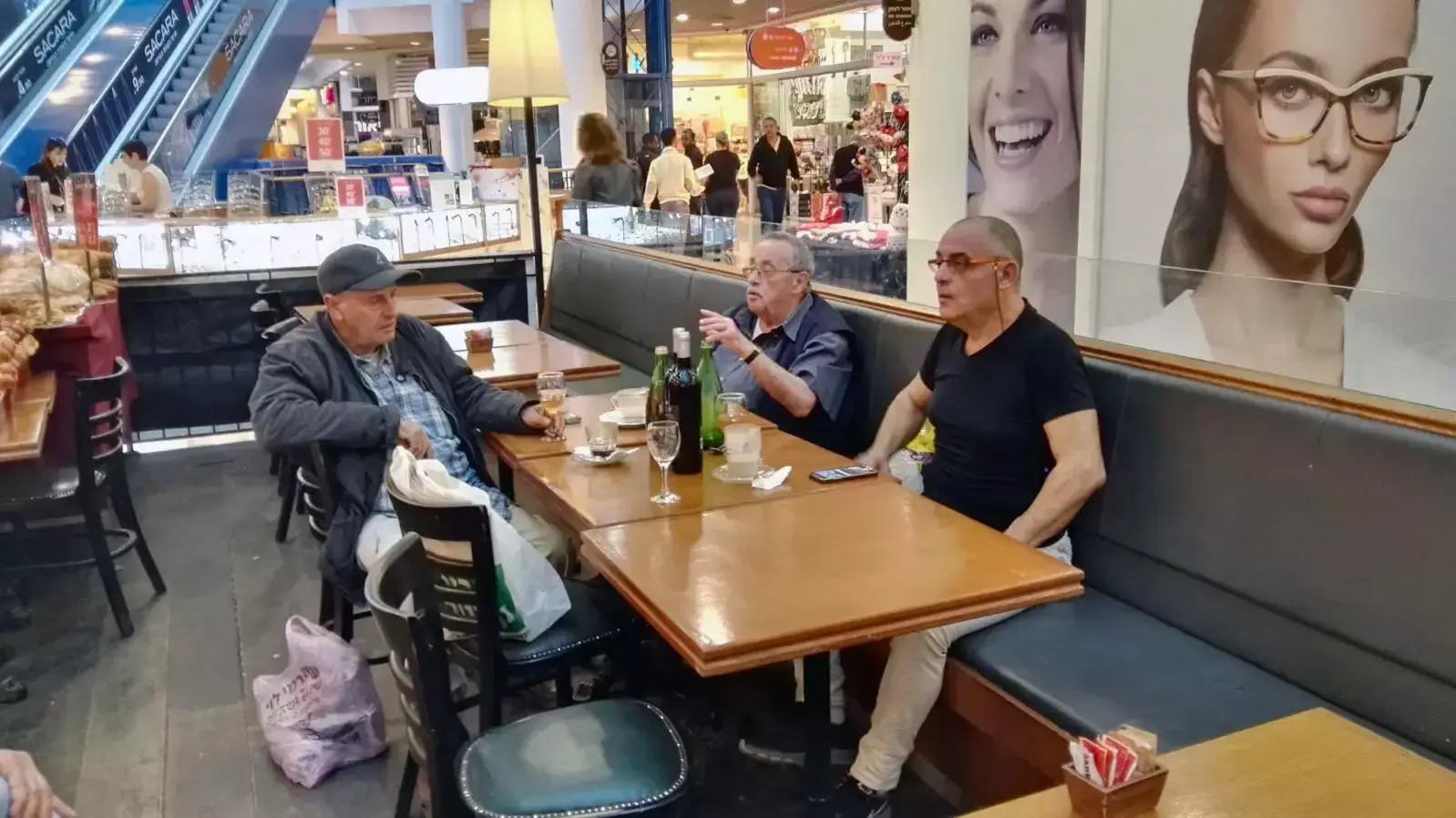 קניון מעלה אדומים בבוקר שאחרי הפיגוע, 26 בפברואר 2016 קניון מעלה אדומים בבוקר שאחרי הפיגוע, 26 בפברואר 2016