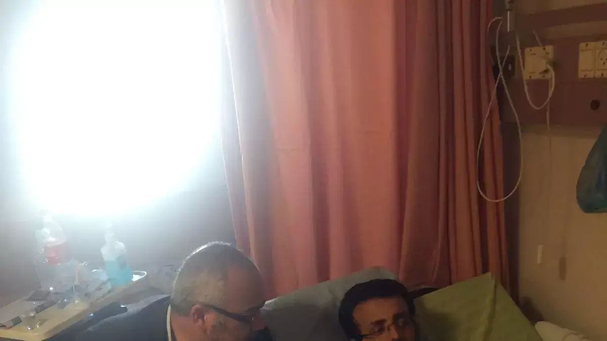 אוסמה סעדי מבקר את העציר המנהלי מוחמד אל-קיק בבית חולים העמק, 26 בפברואר 2016