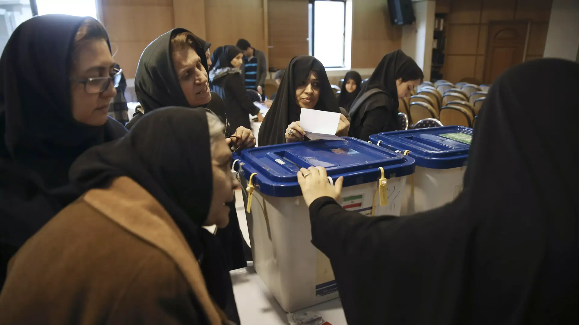 בחירות לפרלמנט ולמועצת המומחים באיראן. 26 בפברואר 2016.