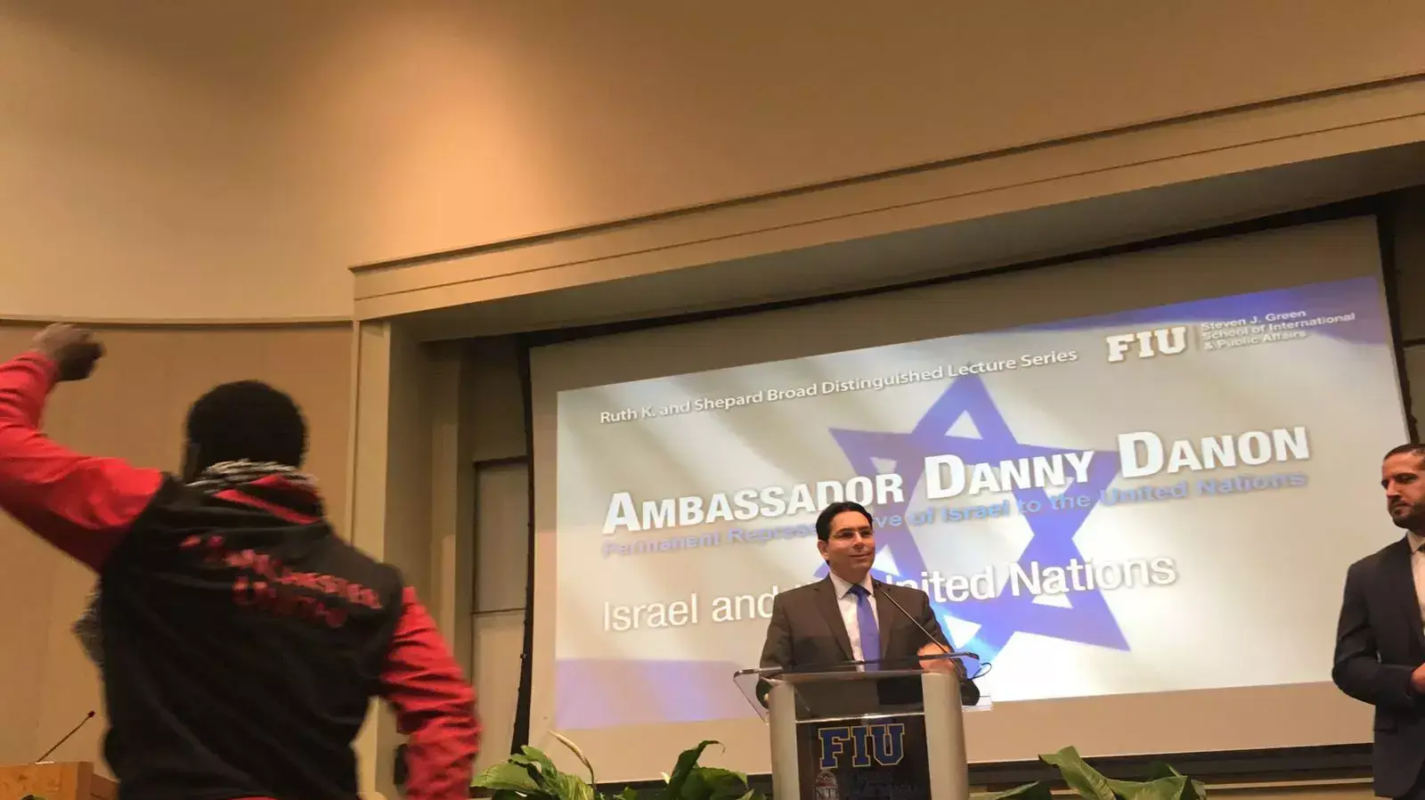 דני דנון שגריר ישראל באו"ם, במהלך נאום באוניברסיטת פלורידה דני דנון שגריר ישראל באו"ם, במהלך נאום באוניברסיטת פלורידה