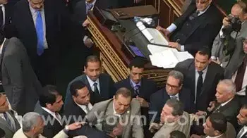 תגרה בפרלמנט של מצרים בין המחוקק תוופיק עוכאשה, שהותקף בנעל לאחר שנפגש עם שגריר ישראל במדינה, 28 בפברואר 2016