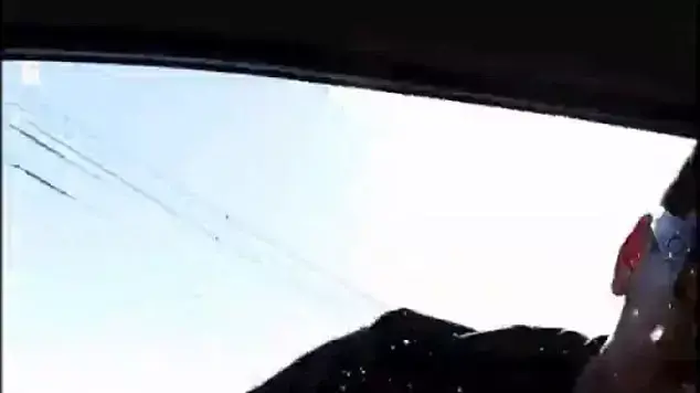 גבר מנפץ לאישה את חלון הרכב רק כי חתכה אותו בכביש גבר מנפץ לאישה את חלון הרכב רק כי חתכה אותו בכביש