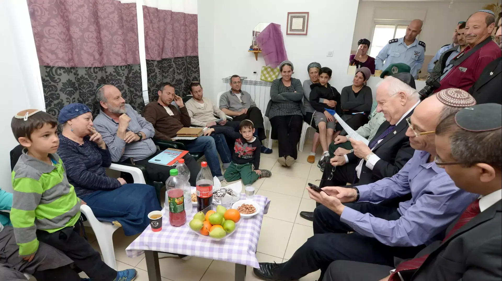 נשיא המדינה הגיע היום לביקור ניחומים בכרמי צור, בבית משפחתו של רס?ן במיל? אליאב גלמן ז?ל שנהרג בצומת גוש עציון. יום שני, כ' אדר א' תשע"ו, 29 בפברואר 2016. נשיא המדינה הגיע היום לביקור ניחומים בכרמי צור, בבית משפחתו של רס?ן במיל? אליאב גלמן ז?ל שנהרג בצומת גוש עציון. יום שני, כ' אדר א' תשע"ו, 29 בפברואר 2016.