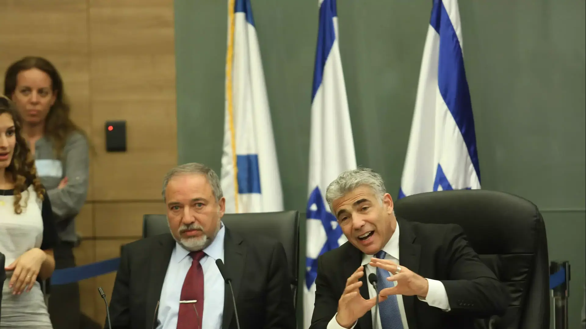 אביגדור ליברמן ויאיר לפיד כנס על מדיניות ישראל בעולם