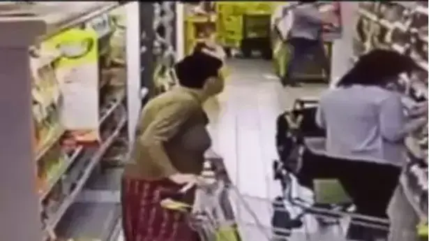 נושא: אישה מחרבנת בסופר נושא: אישה מחרבנת בסופר