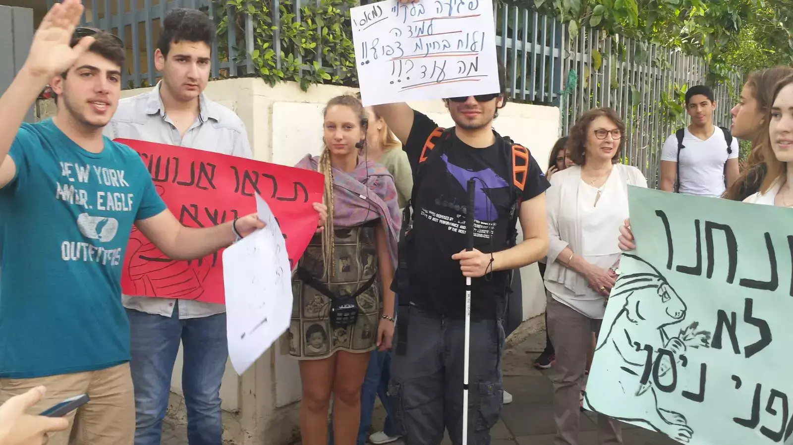 תלמיד תיכון מפגינים מחוץ לבית הספר עירוני ד בתל אביב כנגד העומס בבחינות הבגרות 