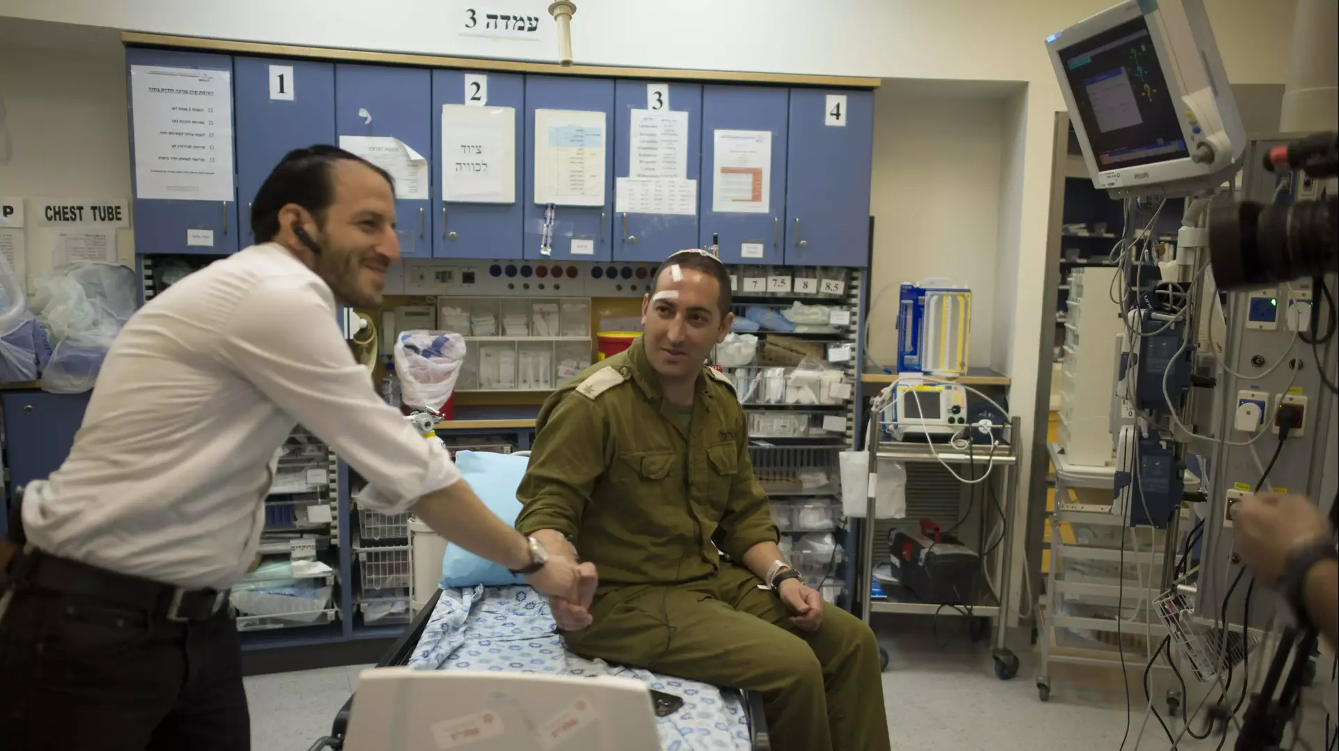 רועי הראל נפצע בפיגוע בעלי בבית החולים שערי צדק רועי הראל נפצע בפיגוע בעלי בבית החולים שערי צדק