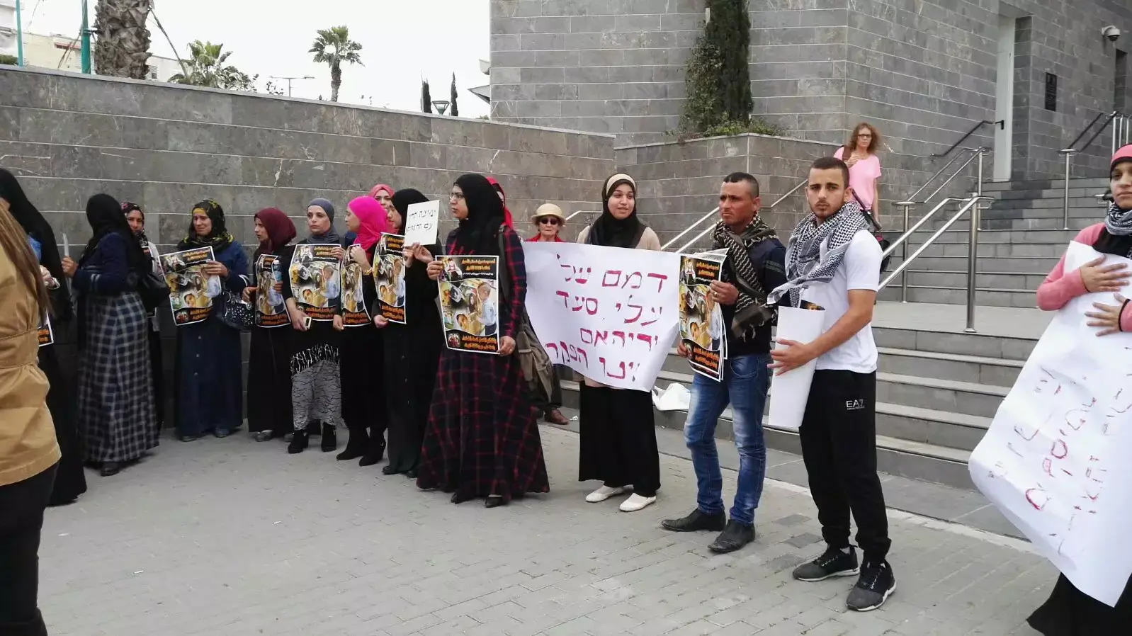 הפגנה מחוץ לבית המשפט בלוד כתב אישום פרשת דוואבשה הפגנה מחוץ לבית המשפט בלוד כתב אישום פרשת דוואבשה