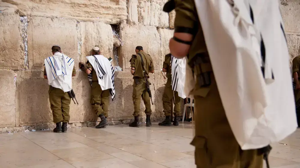 חיילים מתפללים בכותל המערבי, אוקטובר 2012 