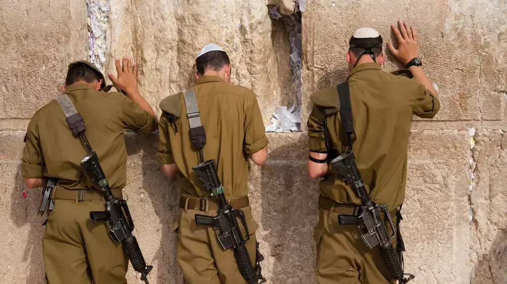 חיילים מתפללים בכותל המערבי, אוקטובר 2012