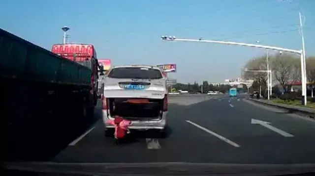 תינוק נופל מאוטו תינוק נופל מאוטו