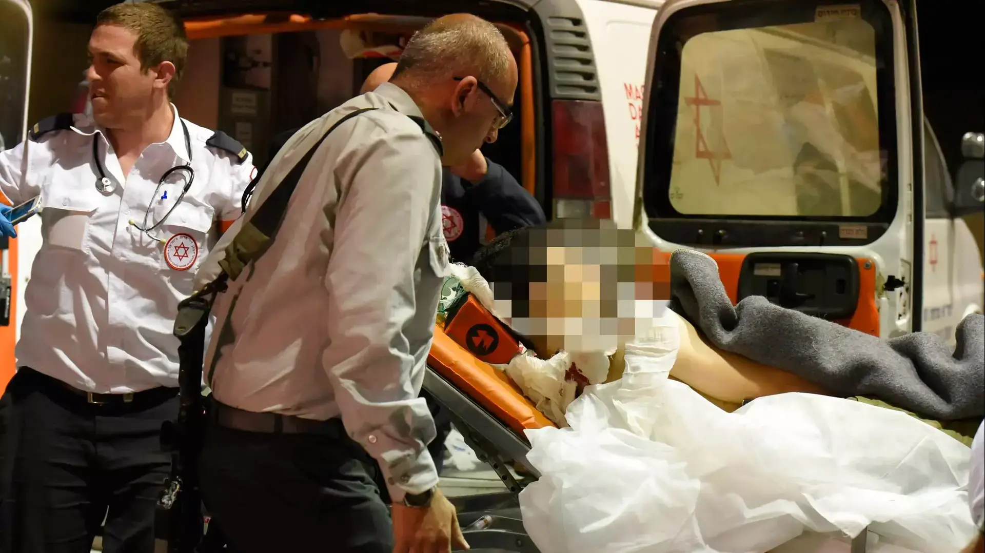 פינוי פצוע פיגוע הדקירה בהר ברכה לבית החולים בילינסון. מרץ 2016 פינוי פצוע פיגוע הדקירה בהר ברכה לבית החולים בילינסון. מרץ 2016