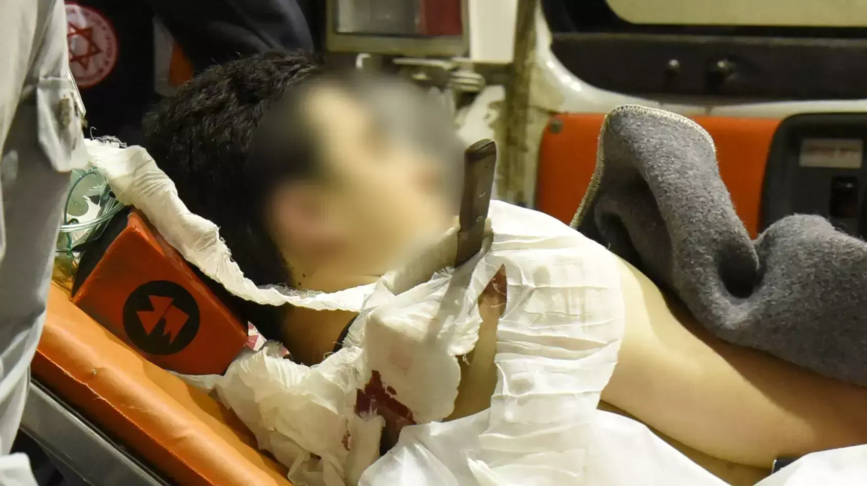 פינוי פצוע פיגוע הדקירה בהר ברכה לבית החולים בילינסון. 2 במרץ 2016 פינוי פצוע פיגוע הדקירה בהר ברכה לבית החולים בילינסון. 2 במרץ 2016