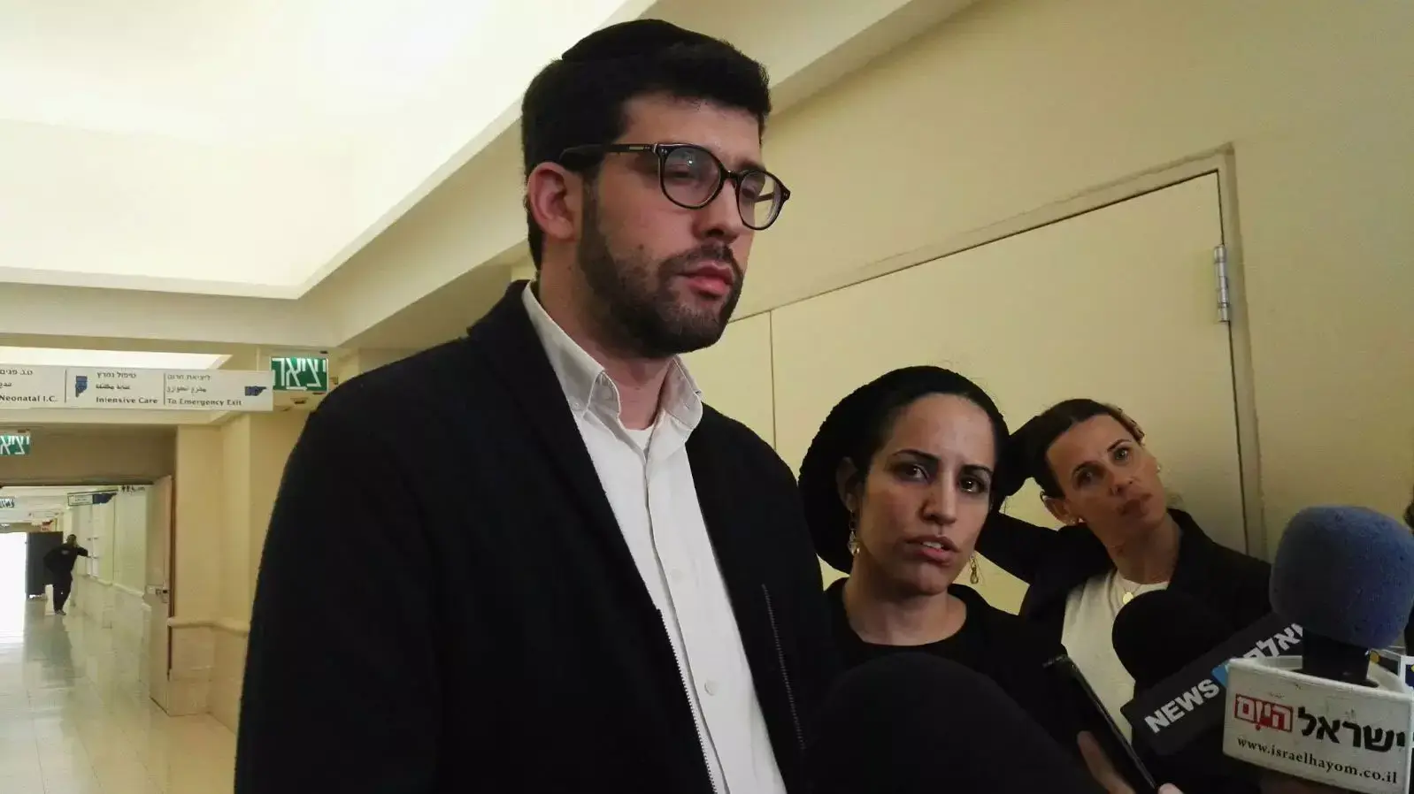 לירון ועידן גרסון, הוריו של התינוק הפצוע עקב חשד לטלטול, בית החולים שניידר. מרץ 2016 לירון ועידן גרסון, הוריו של התינוק הפצוע עקב חשד לטלטול, בית החולים שניידר. מרץ 2016
