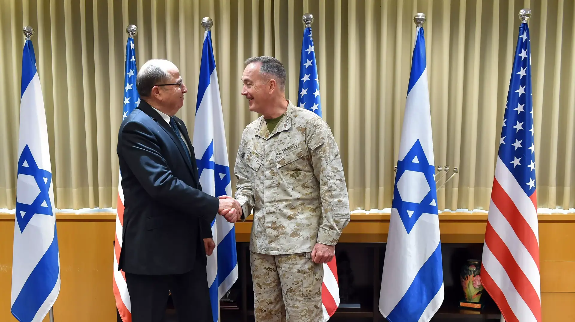 שר הביטחון משה (בוגי) יעלון בפגישה עם יו"ר המטות המשולבים, רמטכ"ל צבא ארה"ב, גנרל ג'וזף דאנפורד. מרץ 2016 שר הביטחון משה (בוגי) יעלון בפגישה עם יו"ר המטות המשולבים, רמטכ"ל צבא ארה"ב, גנרל ג'וזף דאנפורד. מרץ 2016