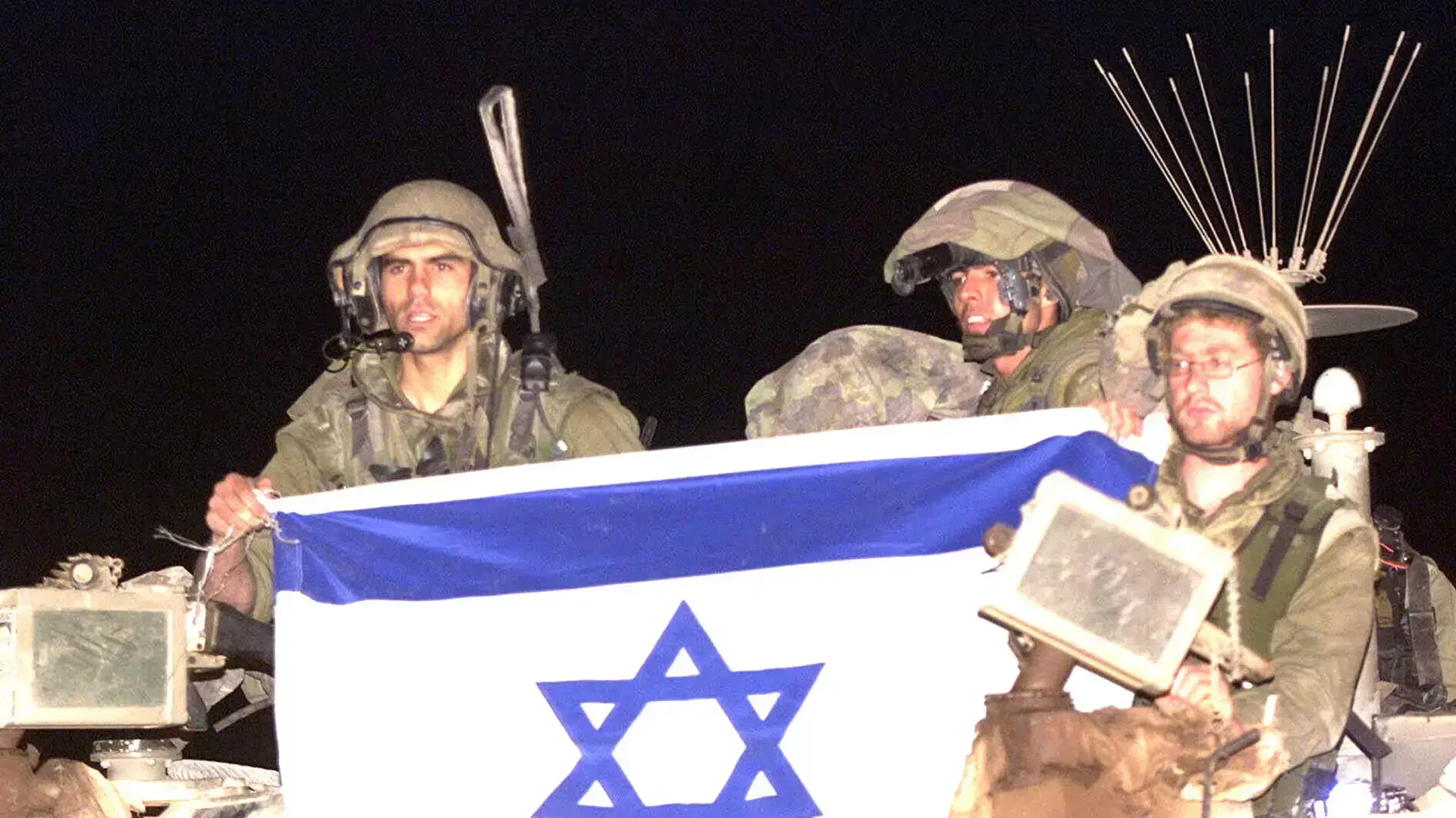 חיילי צהל עם דגל ישראל בנסיגה מבלנון בשנת 2000 חיילי צהל עם דגל ישראל בנסיגה מבלנון בשנת 2000