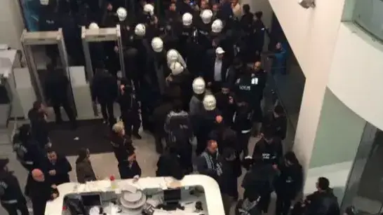 השתלטות משטרת טורקיה על מערכת עיתון "זמאן" באיסטנבול, 4 במרץ 2016