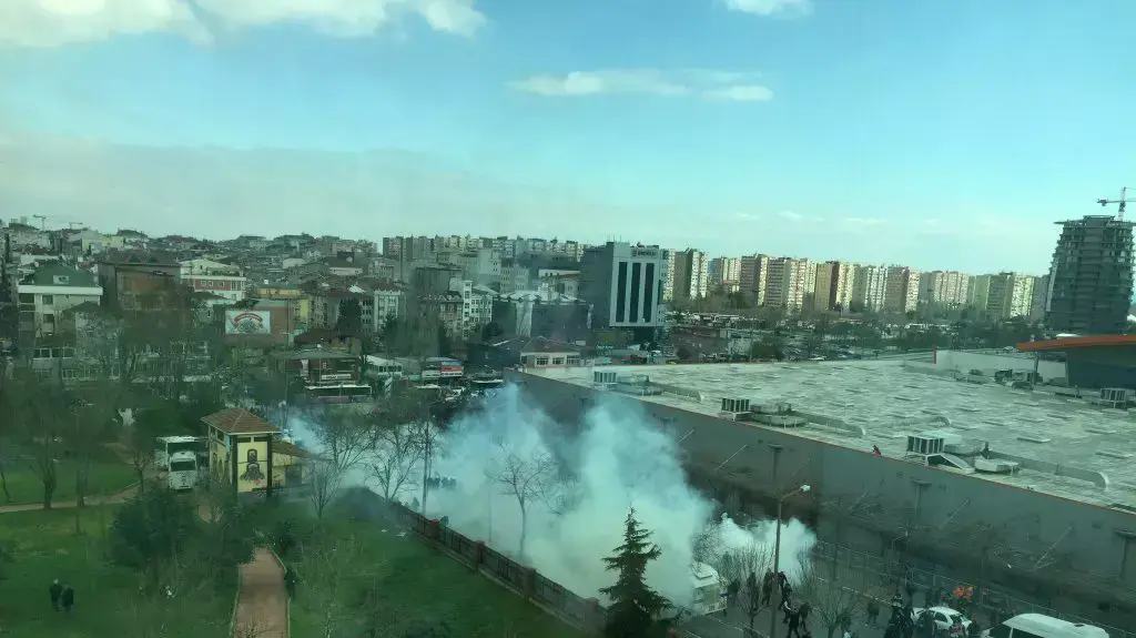 ההפגנות בסמוך למשרדי "זמאן" באיסטנבול ההפגנות בסמוך למשרדי "זמאן" באיסטנבול