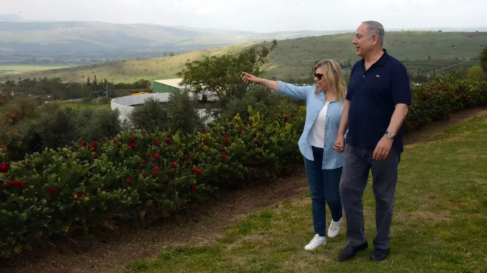 ראש הממשלה בנימין נתניהו ורעייתו שרה בטיול ברמת הגולן, מרץ 2016 ראש הממשלה בנימין נתניהו ורעייתו שרה בטיול ברמת הגולן, מרץ 2016