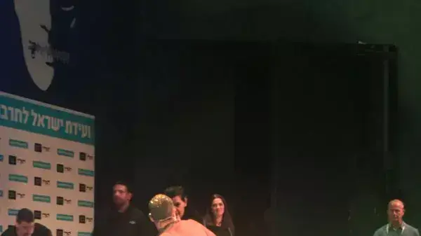 אמן בוועידת הארץ תוקע דגל בישבנו אמן בוועידת הארץ תוקע דגל בישבנו