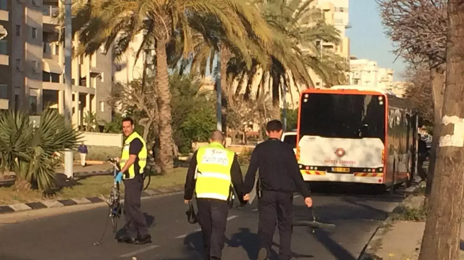 זירת תאונת אוטובוס בחולון - ילד בן 11 נהרג זירת תאונת אוטובוס בחולון - ילד בן 11 נהרג