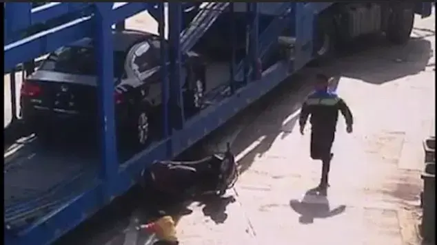 משאית פוגעת באופנוען משאית פוגעת באופנוען