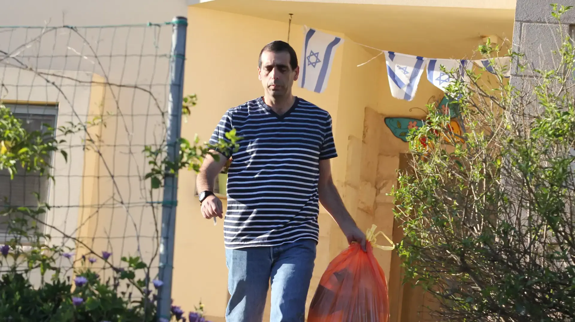 תת-אלוף אופק בוכריס מחוץ לביתו, מרץ 2016 תת-אלוף אופק בוכריס מחוץ לביתו, מרץ 2016