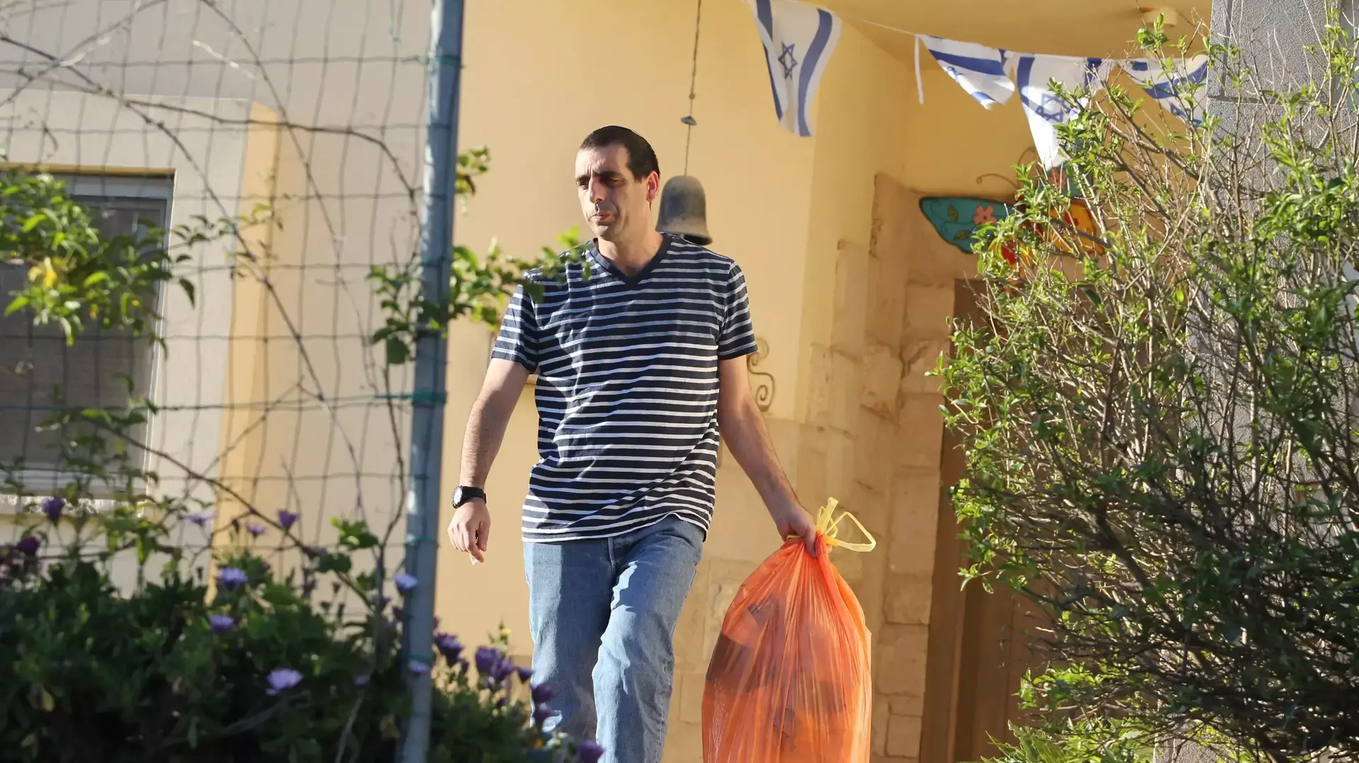 תת-אלוף אופק בוכריס מחוץ לביתו, מרץ 2016 תת-אלוף אופק בוכריס מחוץ לביתו, מרץ 2016
