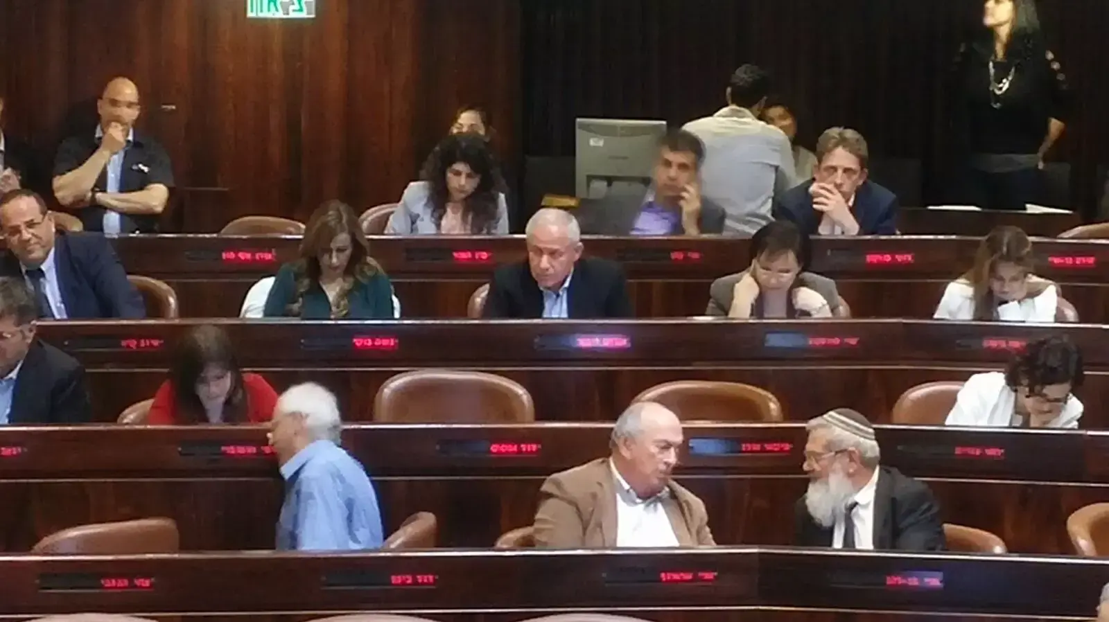 כסאות ריקים אברהם נגוסה דוד אמסלם במליאת הכנסת כסאות ריקים אברהם נגוסה דוד אמסלם במליאת הכנסת