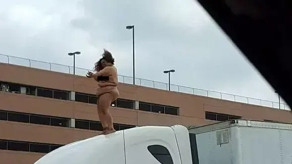 אישה עירומה רוקדת על משאית ביוסטון אישה עירומה רוקדת על משאית ביוסטון