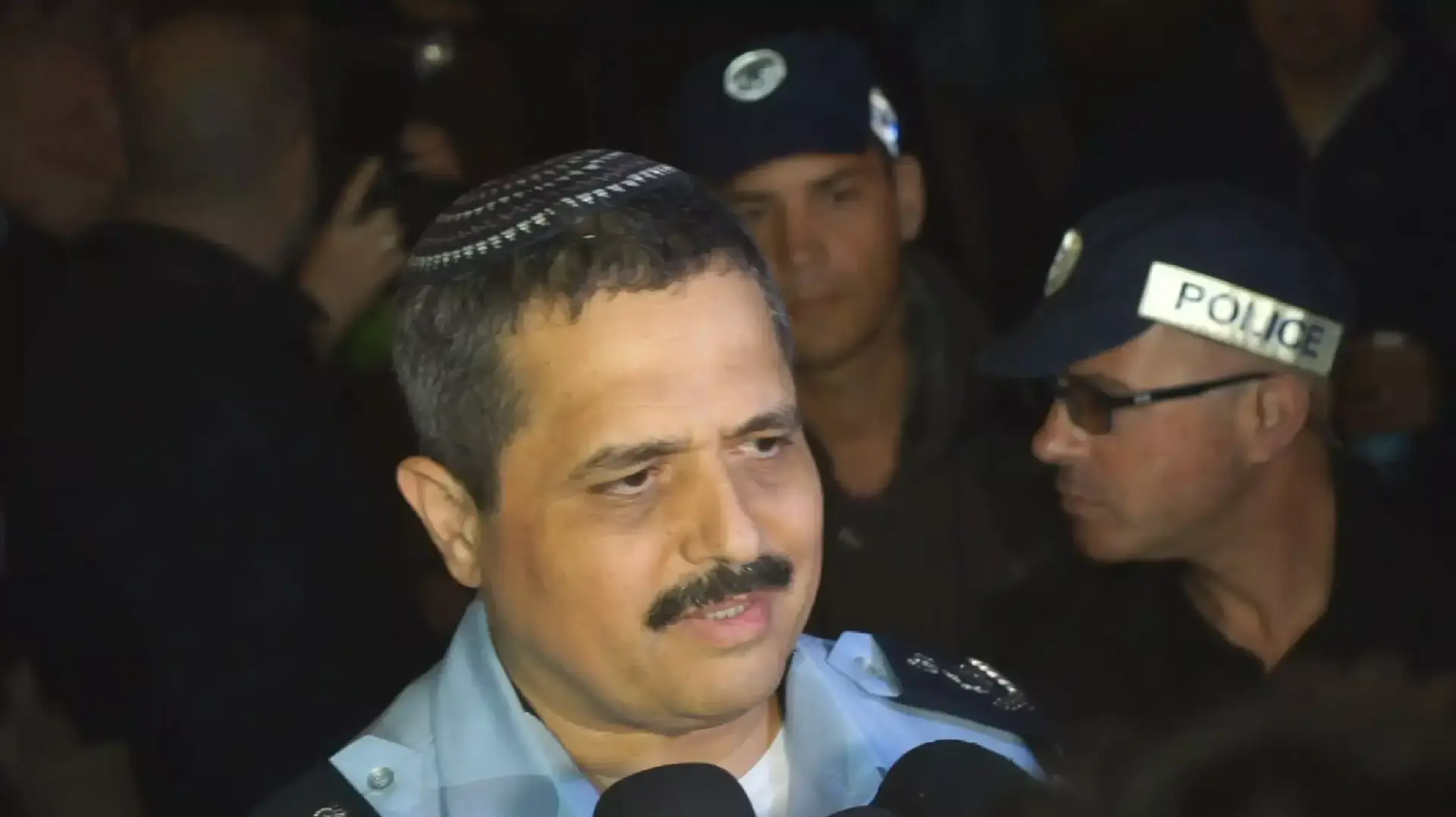 רוני אלשיך המפכ"ל בזירת הפיגוע ביפו, מרץ 2016 רוני אלשיך המפכ"ל בזירת הפיגוע ביפו, מרץ 2016