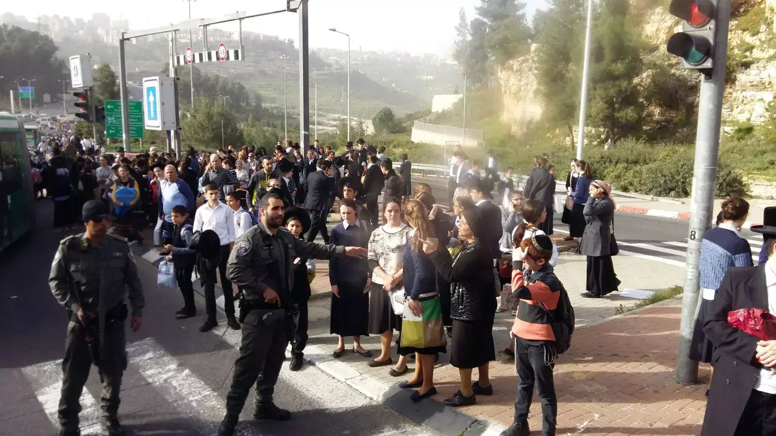 ירי בוצע לעבר אוטובוס בצומת רמות בירושלים מרכב חולף, אין נפגעים, 9 במרץ 2016 ירי בוצע לעבר אוטובוס בצומת רמות בירושלים מרכב חולף, אין נפגעים, 9 במרץ 2016