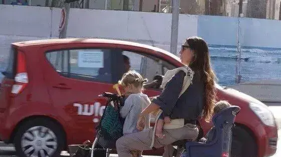 ילדים והורים על קורקינט ילדים והורים על קורקינט