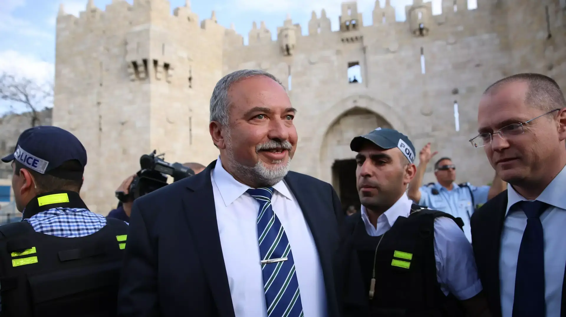 יו"ר מפלגת "ישראל ביתנו" אביגדור ליברמן בביקור במקום פיגוע הירי בשער שכם, ירושלים. מרץ 2016 יו"ר מפלגת "ישראל ביתנו" אביגדור ליברמן בביקור במקום פיגוע הירי בשער שכם, ירושלים. מרץ 2016