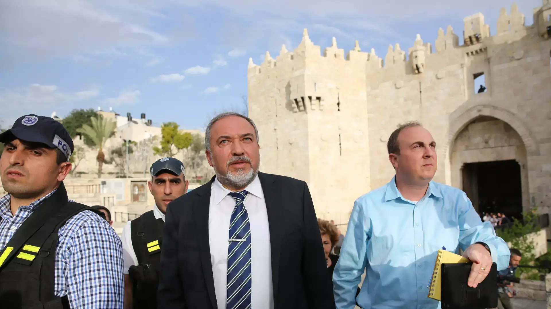 יו"ר מפלגת "ישראל ביתנו" אביגדור ליברמן בביקור במקום פיגוע הירי בשער שכם, ירושלים. מרץ 2016 יו"ר מפלגת "ישראל ביתנו" אביגדור ליברמן בביקור במקום פיגוע הירי בשער שכם, ירושלים. מרץ 2016