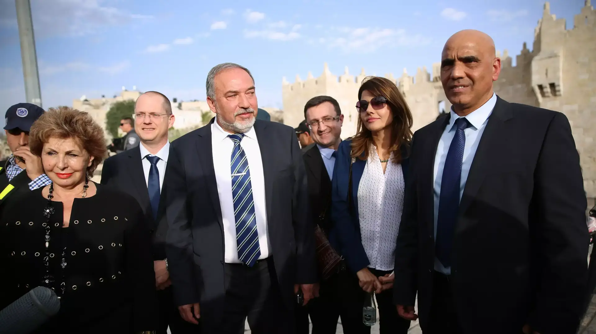 יו"ר מפלגת "ישראל ביתנו" אביגדור ליברמן בביקור במקום פיגוע הירי בשער שכם, ירושלים. מרץ 2016 יו"ר מפלגת "ישראל ביתנו" אביגדור ליברמן בביקור במקום פיגוע הירי בשער שכם, ירושלים. מרץ 2016