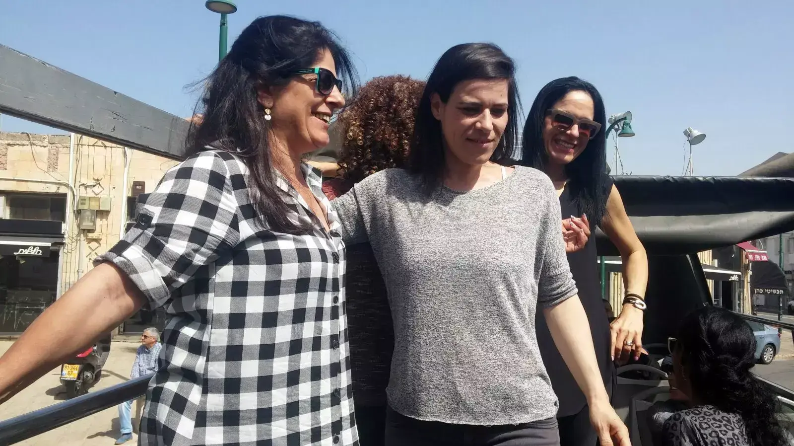 תיירים מטיילים ביפו, סמוך לזירת פיגוע הדקירה. מרץ 2016 תיירים מטיילים ביפו, סמוך לזירת פיגוע הדקירה. מרץ 2016