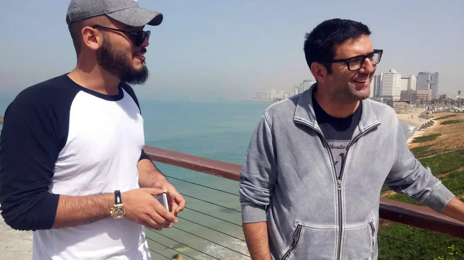 יוסי ודודי, קבלנים שבונים מלון ביפו, סמוך לזירת פיגוע הדקירה. מרץ 2016 יוסי ודודי, קבלנים שבונים מלון ביפו, סמוך לזירת פיגוע הדקירה. מרץ 2016