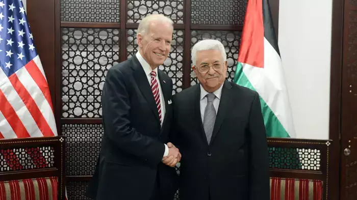 פגישת סגן נשיא ארצות הברית ג'ו ביידן ויו"ר הרשות הפלסטינית אבו מאזן ברמאללה. 9 במרץ 2016.