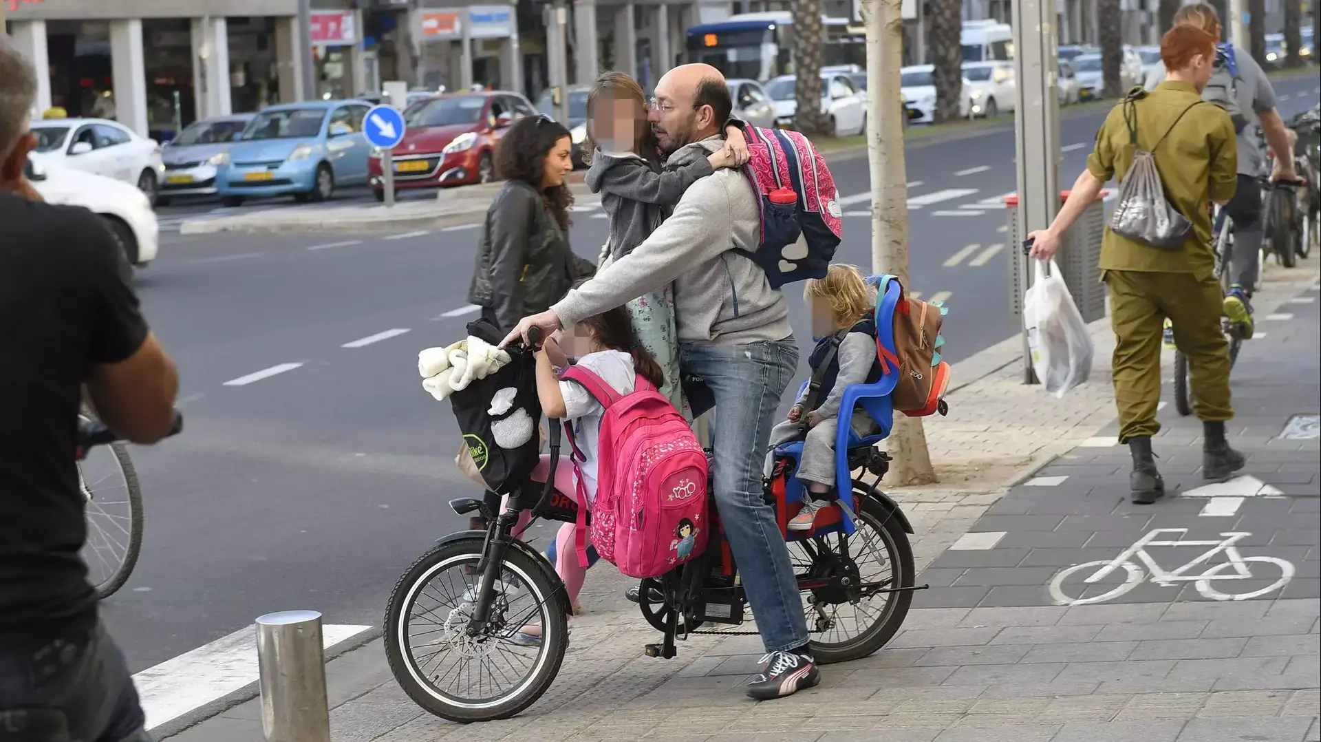 רוכבי אופניים ללא קסדה. תל אביב, מרץ 2016