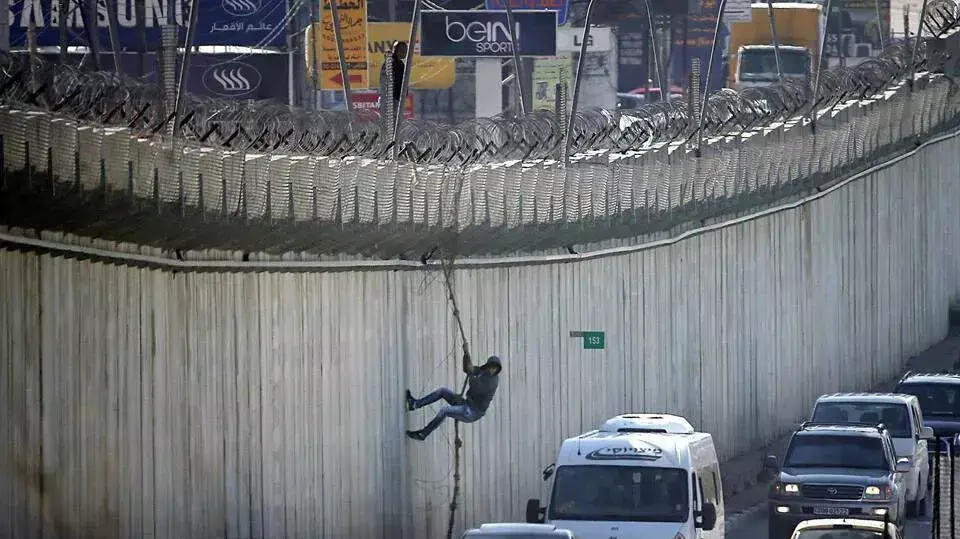 מסתננים קופצים מעבר לגדר ההפרדה, צפון ירושלים. מרץ 2016 מסתננים קופצים מעבר לגדר ההפרדה, צפון ירושלים. מרץ 2016