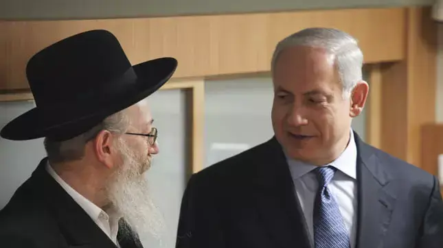 בנימין נתניהו ויעקב ליצמן מבקרים במבצע חיסונים נגד שפעת החזירים באיכילוב נובמבר 2009 בנימין נתניהו ויעקב ליצמן מבקרים במבצע חיסונים נגד שפעת החזירים באיכילוב נובמבר 2009