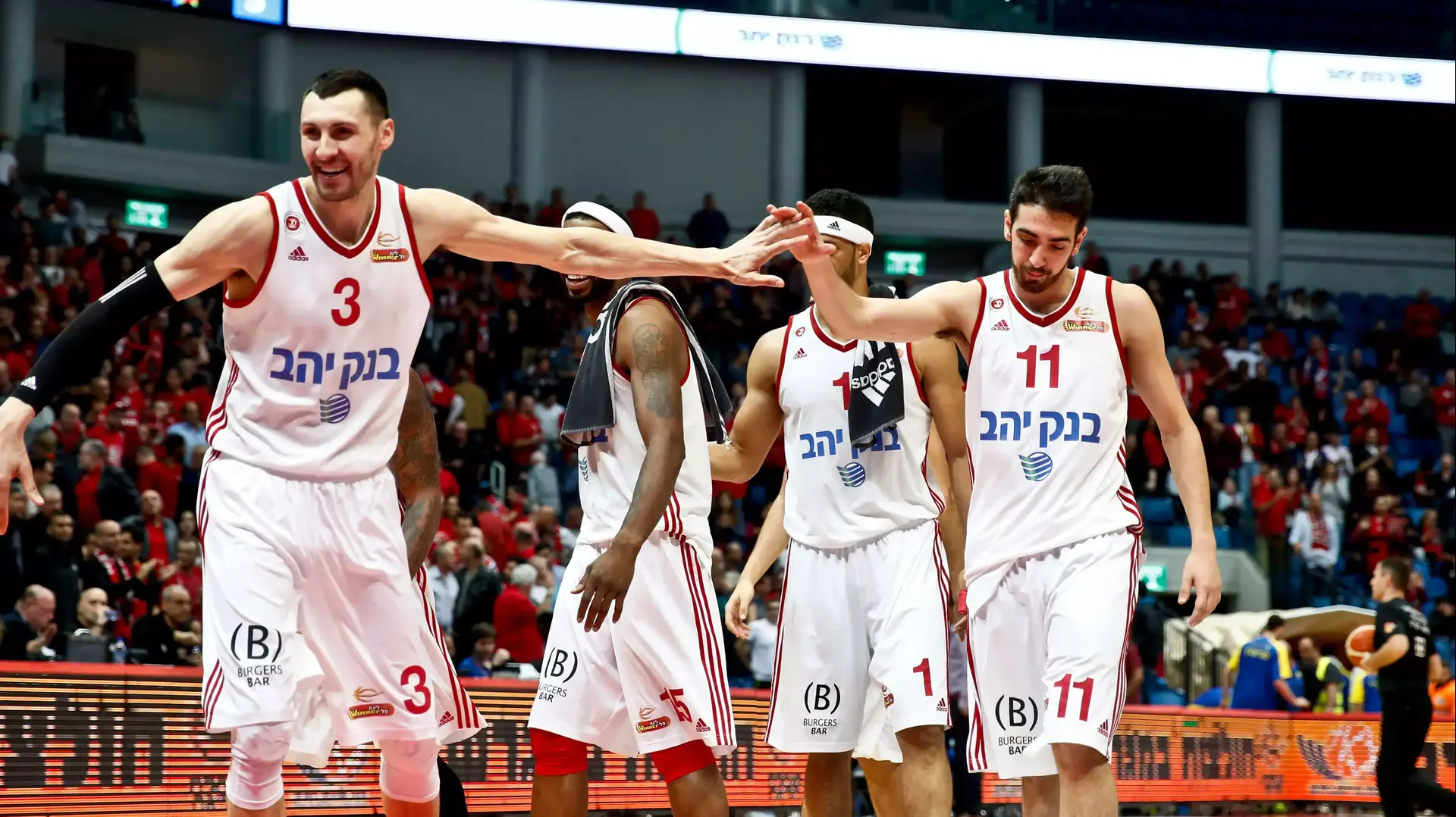 שחקני הפועל ירושלים חוגגים שחקני הפועל ירושלים חוגגים