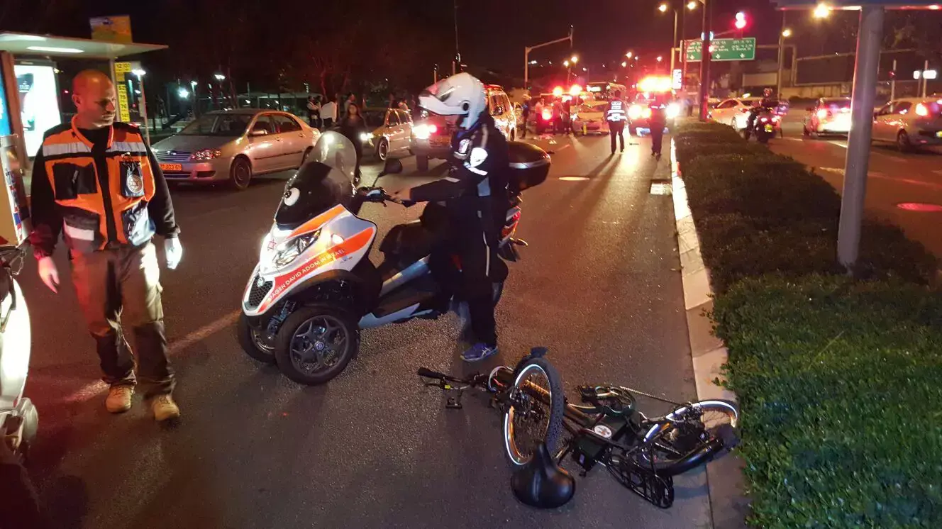רוכב אופניים חשמלים נפצע קשה מפגיעת רכב בתל אביב 12 מרץ 2016 רוכב אופניים חשמלים נפצע קשה מפגיעת רכב בתל אביב 12 מרץ 2016