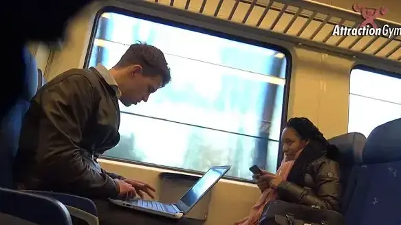 נוסע נתפס צופה בפורנו ברכבת נוסע נתפס צופה בפורנו ברכבת